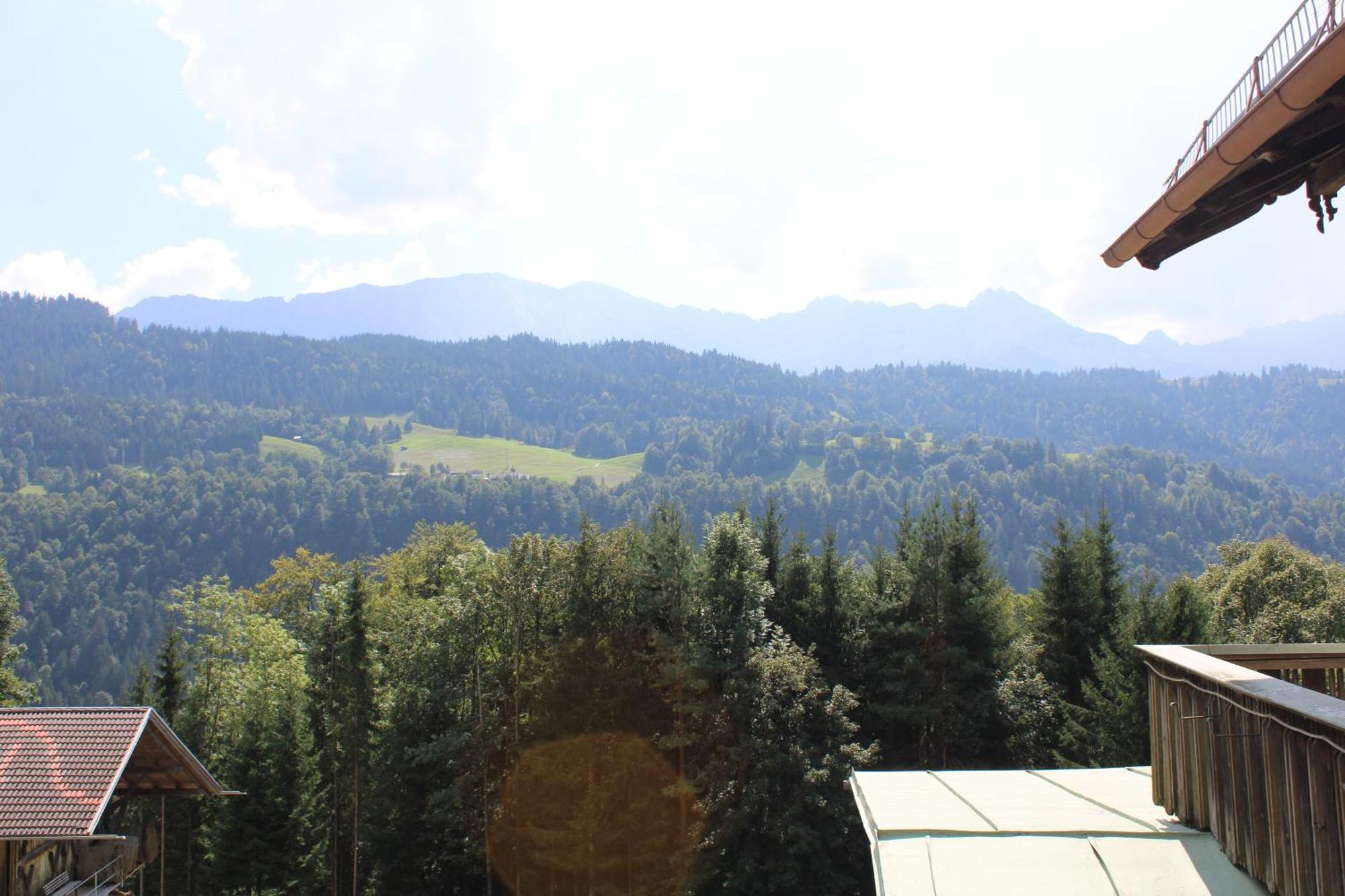 Pfeiffer Alm Am Sonnenhang Mit Blick Auf Die Zugspitze Garmisch-Partenkirchen Phòng bức ảnh