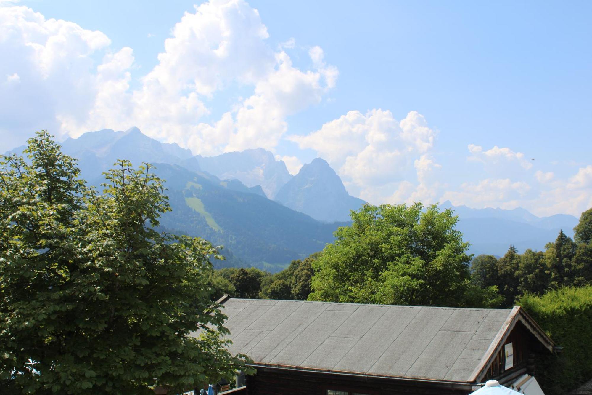 Pfeiffer Alm Am Sonnenhang Mit Blick Auf Die Zugspitze Garmisch-Partenkirchen Phòng bức ảnh
